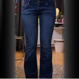 Säljer dess långmidjade jeansen som är bootcut. Då dom aldrig kommit till användning, men dom sitter bra i längden på mig som är 1,65!💕💕