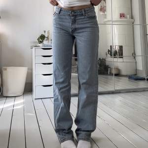 mid waist jeans från monki, storlek 34, använt fåtal gånger 💛