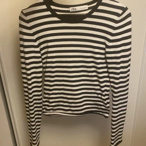 Zara randig tröja - Jättefin randig, ganska tight, topp från zara! Perfekt längd.