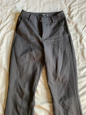 Kostymbyxor  - Säljer dessa kostymbyxor från bik bok då de är för små för mig. De är högmidjade och i bra skick💕