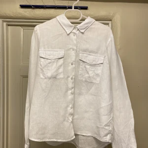 Vit linneskjorta - Superfin linne skjorta i gott skick. Inköpt från Newhouse. 100% linne.