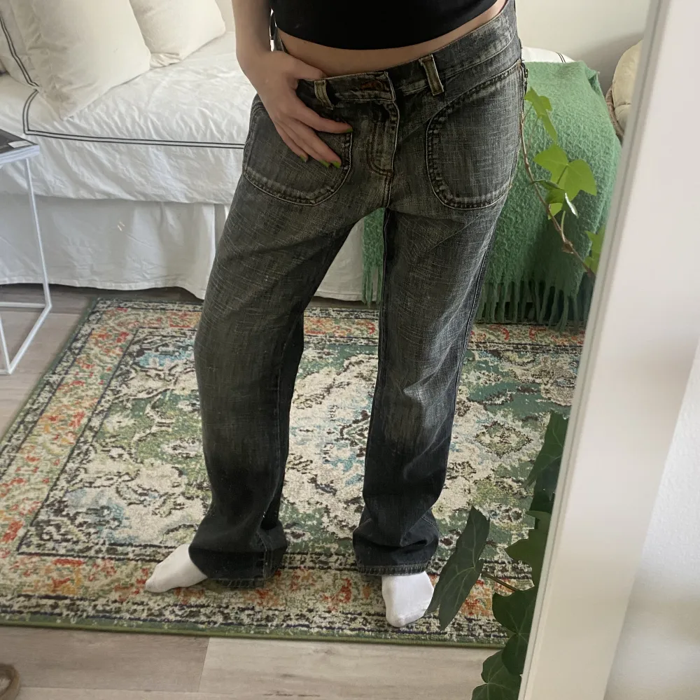 storlek 31/34. midja 42, innerbenslängd 81. jag på bilden är 179 cm lång. Jeans & Byxor.