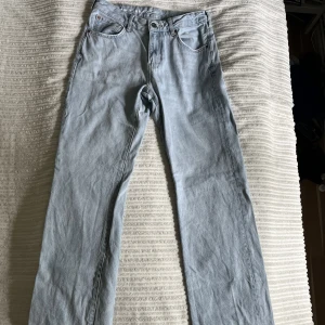 Low waiste jeans - Säljer dessa snygga lågmidjade jeansen ifrån bikbok. Helt nyskick och använda ca 2 gånger. Storlek 27 i midjan och längd 32. Nypris 700 kr😊