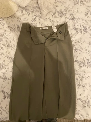 Kostymbyxor - Säljer dessa kostymbyxor från zara, skulle säga att dem är någorlunda strechiga. Super fina på men passar dessvärre inte längre😊