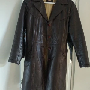 Kappa i äkta läder - Säljer den här kappa eftersom jag inte använder den längre. 