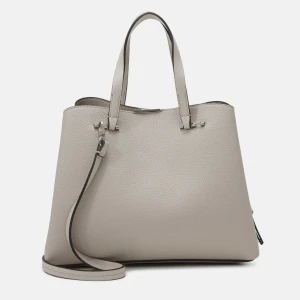 Beige väska  - Säljer min beiga väska. Bra med plats, stora fack och stort utrymme. Utmärkt för shopping, resor, skolan, vardags, jobb mm… säljer för 200kr