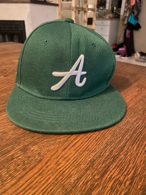 Keps - Den är använd 1 gång och den sitter bra