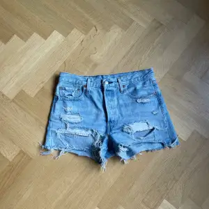 Ett par fina jeansshorts från Levis som passar M. Köpta på sellpy. Bra skick❤️Tryck på köp nu