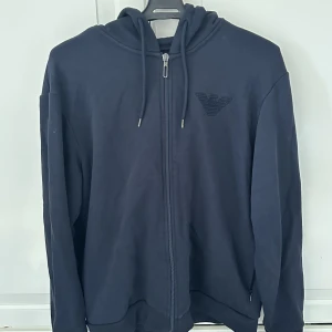 Emporio Armani hoodie Storlek M - Hej, säljer min knappt använda hoodie från emporio armani. Den är i väldigt bra skick och kan fraktas vart som. Pris går att diskuteras!