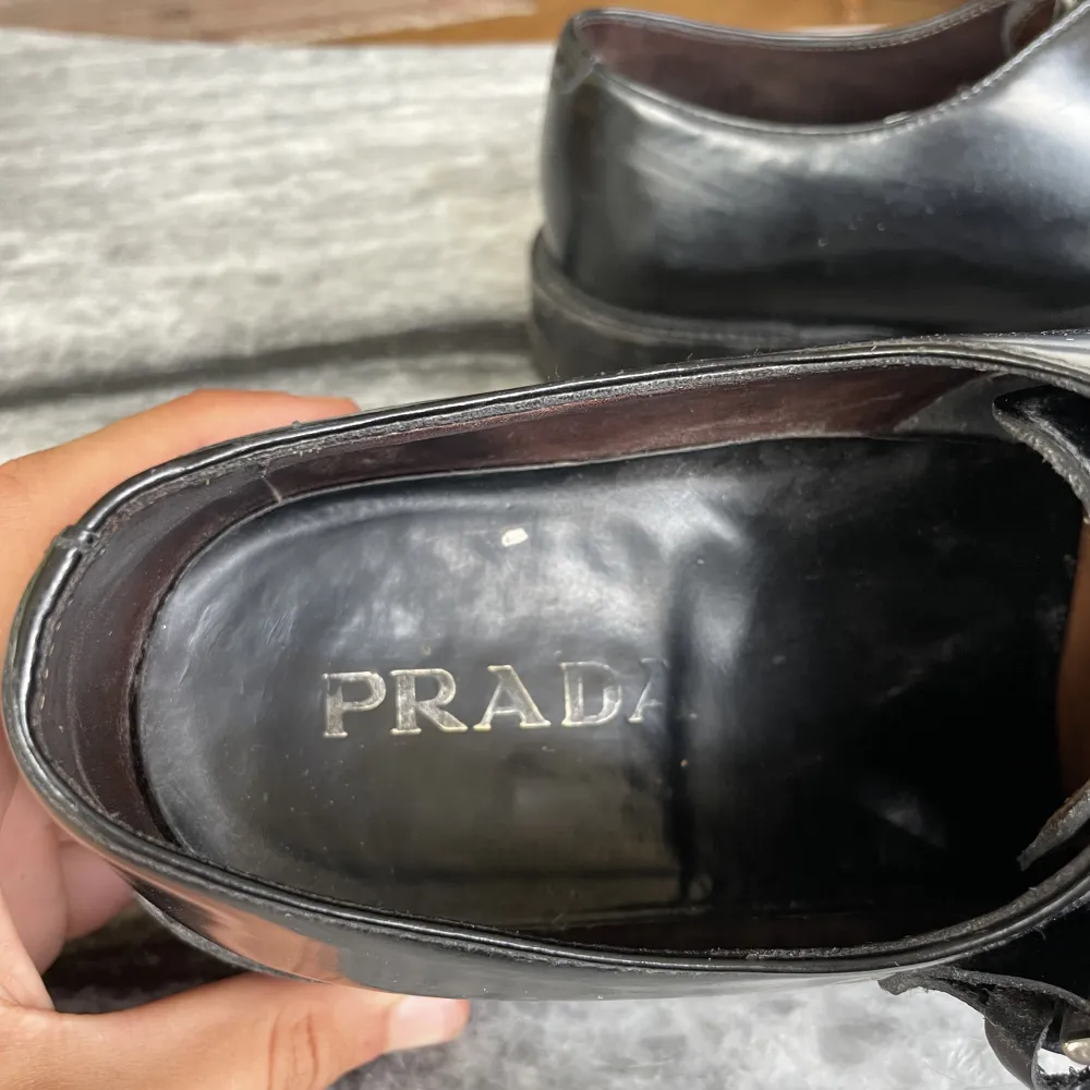 Fräcka Vintage Prada loafers i storlek 40.5 med rektangulär toebox.. Skor.