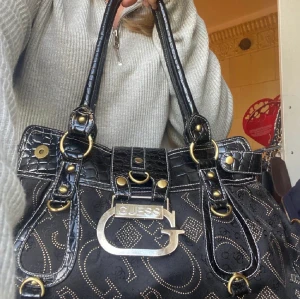 Guess väska  - Skit snygg väska till skolan 