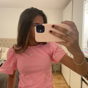 Fest topp  - Superfint fest/middags topp i rosa färg från zara💕  Knappen på baksidan är lite sliten, därav sänkt pris! Annars jättebra skick! 