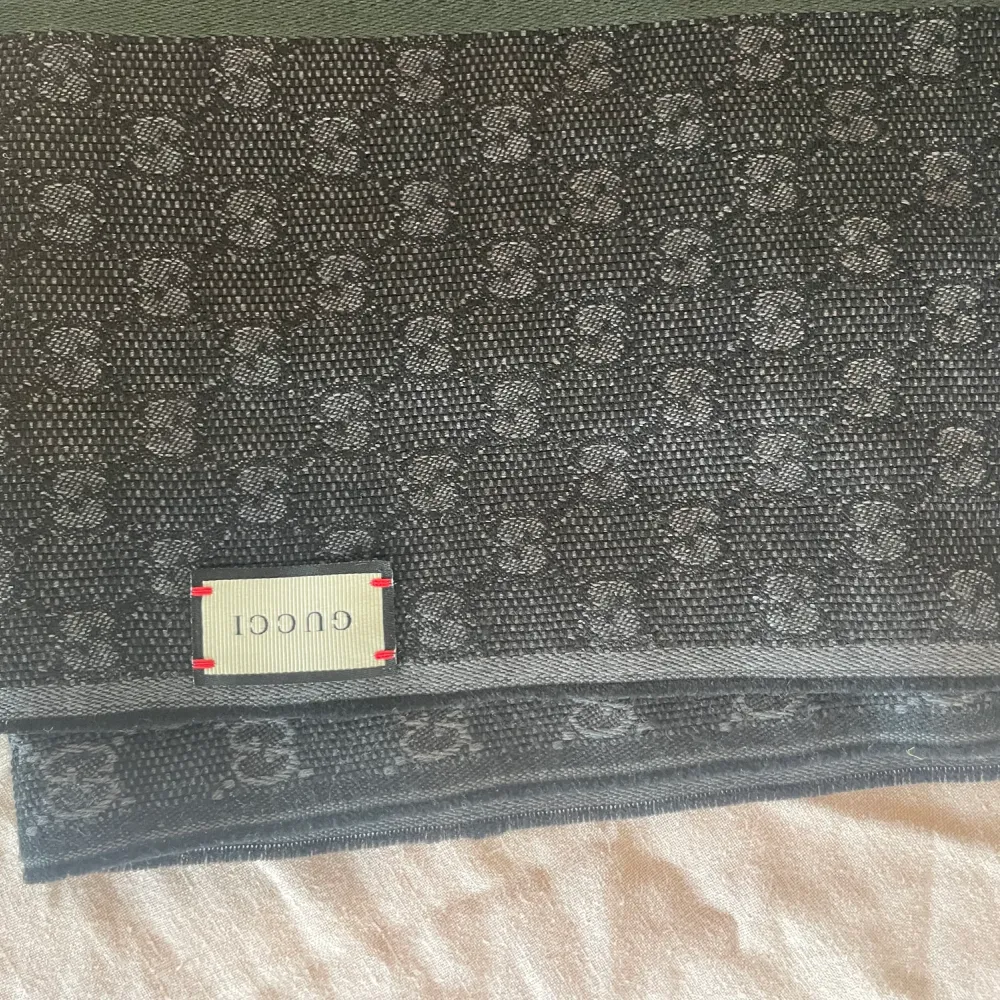 Gucci halsduk i nyskick.  Material; Ull Mått: 37x180cm  Originalbox medföljer . Accessoarer.