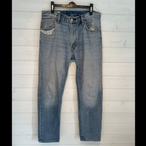 Levi’s jeans 551 - Säljer Levi’s ”551z Straight Fit” i ett mycket bra skick. 9/10. Nypris 1200kr. Säljer jeansen pga de inte passar. Kontakta mig för fler bilder eller frågor. 