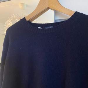 Mörkblå stickad tröja från brandy Melville, helt ny med prislapp! Skitnice och trendig, köpt för 420+ frakt