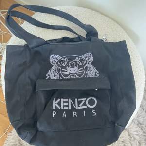 Kenzo väska, äkta såklart Nästan aldrig använd 