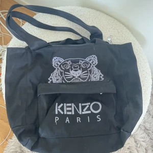 Kenzo väska - Kenzo väska, äkta såklart Nästan aldrig använd 