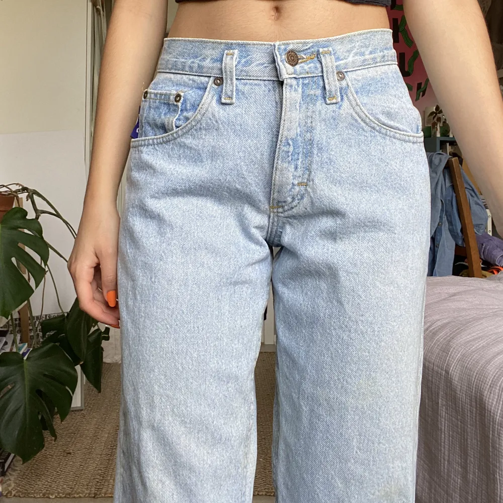 Ljusa lee-jeans i storlek 27 I mycket gott skick 💫. Jeans & Byxor.