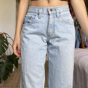 Ljusa lee-jeans i storlek 27 I mycket gott skick 💫
