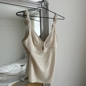 Adoore linne/blus  - Storlek 36/S. Nimes heter modellen. Använd 2 ggr. Nyskick🤍💕