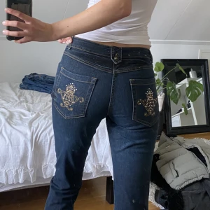 Lågmidjade jeans - Snygga lågmidjade Bandolera jeans med snygga detaljer! Knappar fram och bak samt tryck där bak. Jättefint skick! 