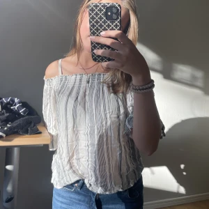 Topp - Supersöt topp ifrån Kappahl i stl 158/164 men den sitter som S. Säljer för 25kr+frakt💓