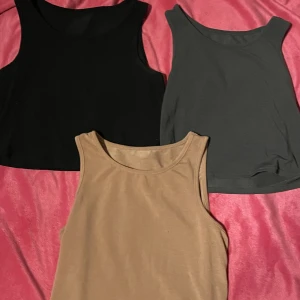 3 st toppar - Toppar i svart, rosa/beige och grå. Bra skick och sköna att ha på sig.