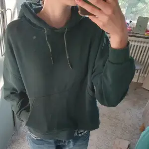 superfin grön hoodie från zara, säljer pga att den är för liten💗 obs spegeln är smutsig