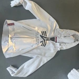 Allstar hoodie med dragkedja  - Vit allstar tröja i storlek M inte så mycket fel på den använder den bara aldrig, armarna har börjat gå upp på händerna men inget man inte kan sy ihop 