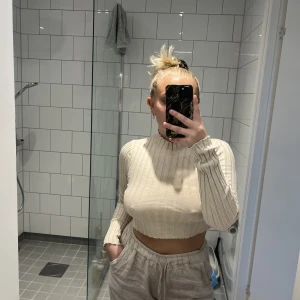 Cropped långärmad - Supermjuk fin croppad långärmad tröja. Knappt använd då den är lite för kort för mig. Materialet är super stretchig, tjockt och mjukt. Inga anmärkningar. Katt finns i hemmet <3 