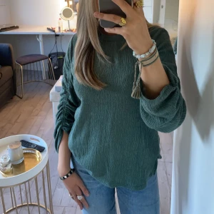 Tröja  - Superduperfin tröja från 365 med kortare ärmar💗 Fint skick och använd gärna köp nu!