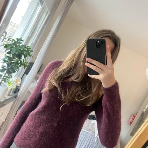 Vinröd stickad tröja💗 - Super fin vinröd stickad tröja från other stories💗 Nypris 800kr