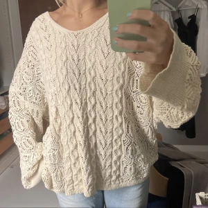 Stickad tröja - Söt stickad tröja från zara, storlek S men lite oversized. Knappt använd