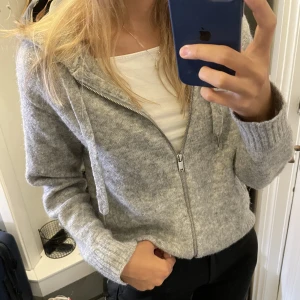 Stickad kofta från hm - Hej hej! Säljer min fina stickade kofta från hm! Wool-blended💞💞💞  