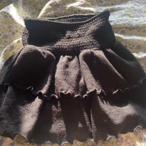 Kjol - Ja säljer denna för den inte kommer till användning, då den är för liten för mig! Den är från Gina och är som ny 