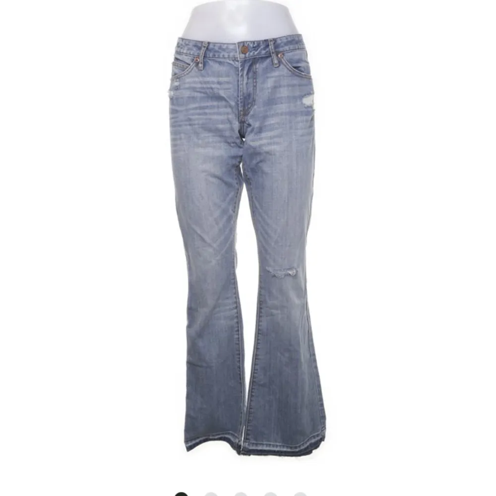 Säljer då jag tyvärr tog fel på storlek, storlek 29/32 Jeansen e Lågmidjade❤️. Jeans & Byxor.