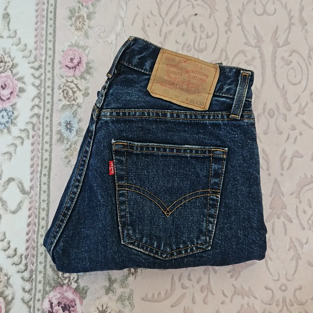Sjukt snygga Levis jeans i modellen 505. W27 L30, men upplever att midjan är mycket mindre. Midjemåttet är 33cm rakt över 💞 tryck inte på köp nu. Det är inte gratis frakt. Jeans & Byxor.