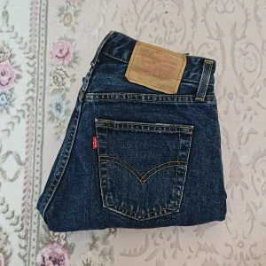 505 straight Levis Jeans - Sjukt snygga Levis jeans i modellen 505. W27 L30, men upplever att midjan är mycket mindre. Midjemåttet är 33cm rakt över 💞 tryck inte på köp nu. Det är inte gratis frakt