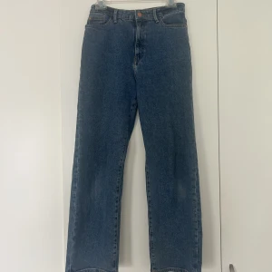 Blåa jeans  - Blåa jeans. Endast använda en gång. Säljer pga att de har blivit för små. 
