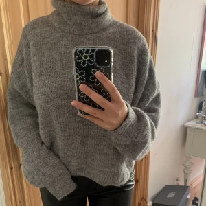 Grå stickadtröja polo - Grå stickad polo tröja från bikbok i storlek L som jag tyvärr inte använder längre. Jag är vanligtvis en S och den sitter lite oversize på mig. Skriv vid frågor!💕