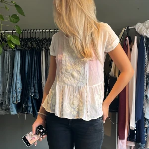 Vit blus  - Vit Blus som jag inte anvönder längre från Mango i strl XS 