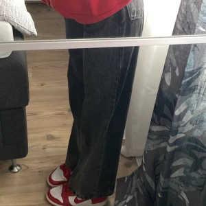 Straight Jeans - Straight/baggy jeans. Mörkgråa straight jeans i storlek xs/s. Som man kan se på andra bilden så skiftar färgen till lite mörkare på baksidan. Bra längd och mycket fint skick. Skriv för fler bilder🫶🏻 100 kr för direkt köp!!! 