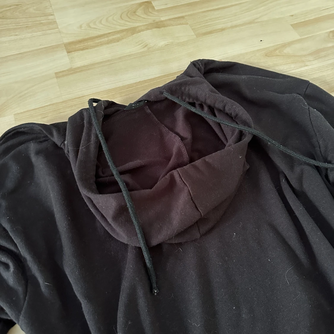 Gullig svart hoodie med tryck - 91