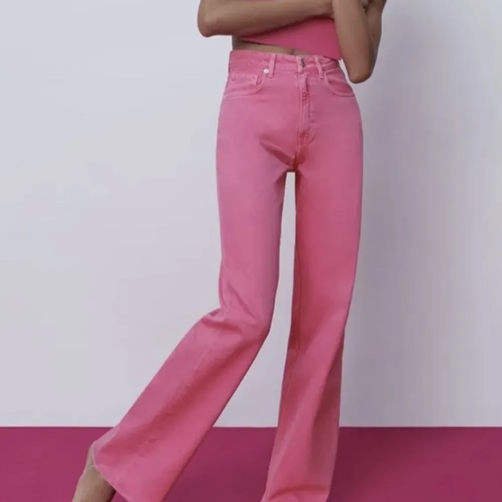 rosa coola jeans från zara i 38 som även passar 36. så fina, speciellt nu när barbie trendar. använda 1 gång, pga att de är för stora för mig.🩷första bilden är lånad. Jeans & Byxor.