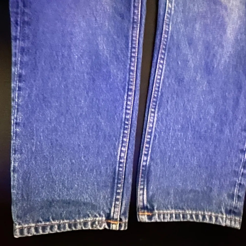 Säljer ett par riktigt snygga nudie jeans, straight leg. Storlek 30/30. Passar om du är 170-180 cm. Dom är nya, köptes för någon månad sedan, alltså mycket bra kvalite (nästan som nya) nypris: 1700kr. Jeans & Byxor.