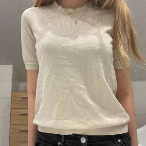 Stickad T-shirt  -   Säljer denna stickade kortärmade tröjan🫶🏻använd gärna köp nu 👌🏻(köpt från Lindex) 