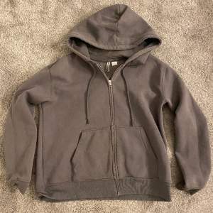 Basic grå zip up hoodie ifrån hm, köpt för 299kr! Knappt använd och i bra skick❤️