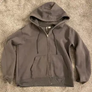 Basic grå zip up hoodie ifrån hm, köpt för 299kr! Knappt använd och i bra skick❤️