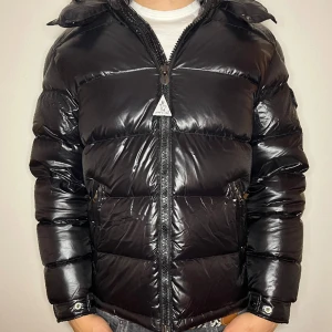 Moncler jacka maya - Moncler jacka maya oandvänd.