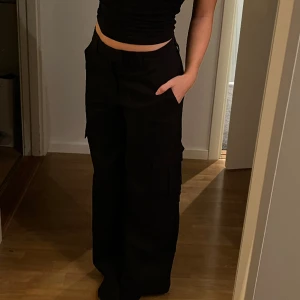 Svarta lågmidjade cargobyxor  - Svarta lågmidjade cargobyxor i mycket fint skick! Använda ett fåtal gånger 🖤